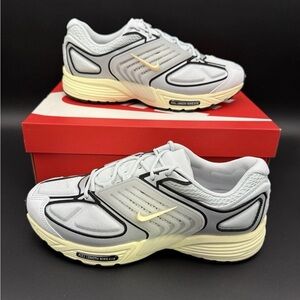 Nike Men's White and Cream Athletic Running Shoes